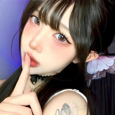 她行走于黑暗中